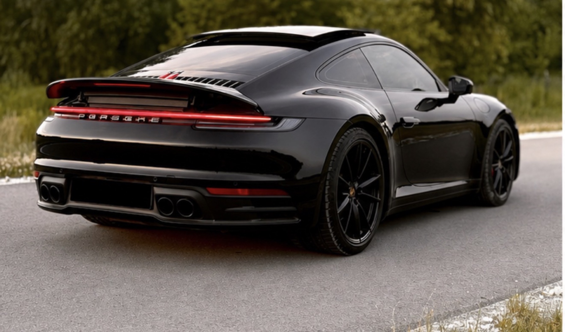 Porsche 911 Carrera widok z tylu z boku